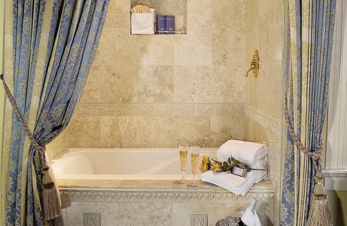 Downtown Historic District Bed & Breakfast | Cedar House Inn