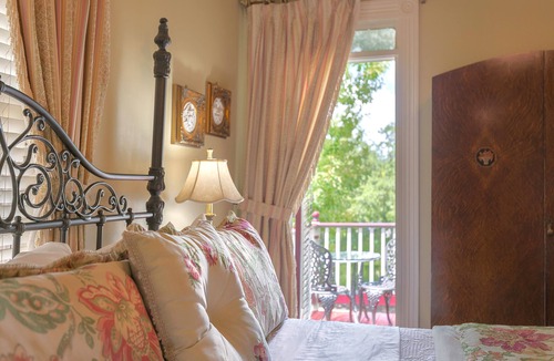 Downtown Historic District Bed & Breakfast | Cedar House Inn