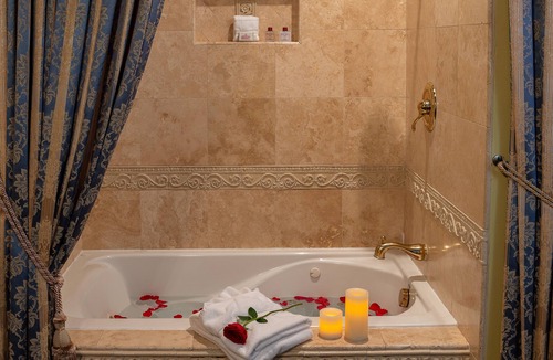 Downtown Historic District Bed & Breakfast | Cedar House Inn