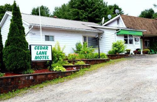 Bracebridge Hotel | Cedar Lane Motel