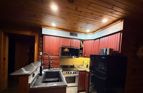 Lake Delton Hotel | Cedar Lodge and Settlement