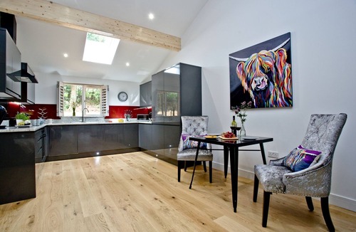 Exeter Cabin | Cedar Lodge, Free WiFi & Hot Tub