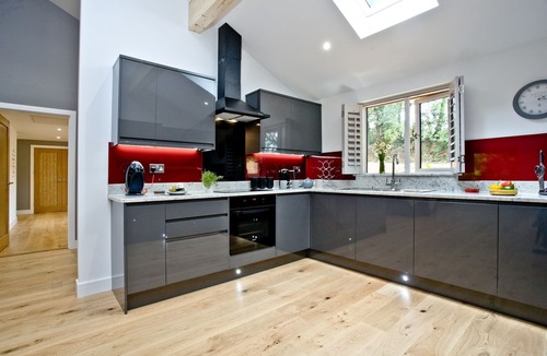 Exeter Cabin | Cedar Lodge, Free WiFi & Hot Tub