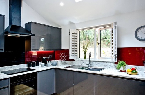 Exeter Cabin | Cedar Lodge, Free WiFi & Hot Tub