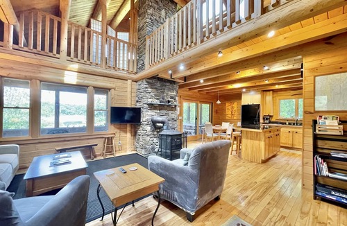 Boothbay Cabin | Cedar Lodge - Upscale Cabin on Knickerbocker Lake!