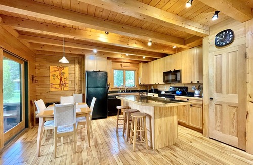Boothbay Cabin | Cedar Lodge - Upscale Cabin on Knickerbocker Lake!