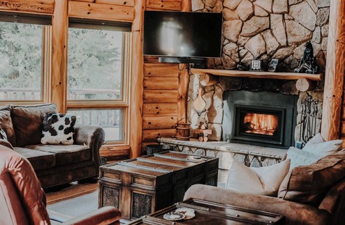Fern Valley Cabin | Cedar Lodge | Sleeps 10 | Fireplace | Forest Views