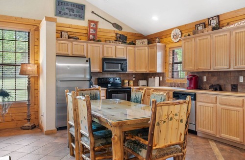 Branson Theater District Cabin | Cedar Log Cabin in Branson Theatre District - Minutes from Shows!