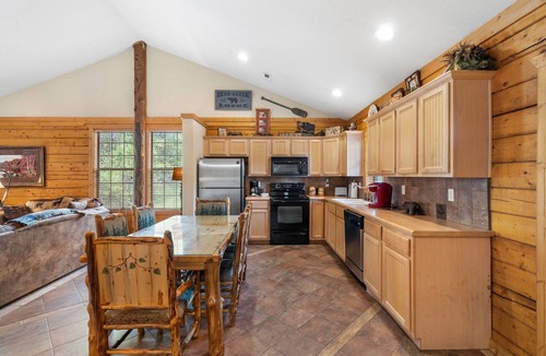 Branson Theater District Cabin | Cedar Log Cabin in Branson Theatre District - Minutes from Shows!