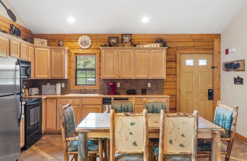 Branson Theater District Cabin | Cedar Log Cabin in Branson Theatre District - Minutes from Shows!
