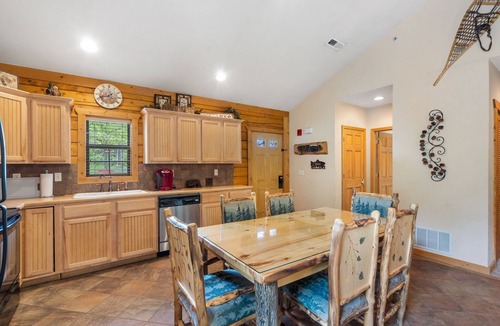 Branson Theater District Cabin | Cedar Log Cabin in Branson Theatre District - Minutes from Shows!