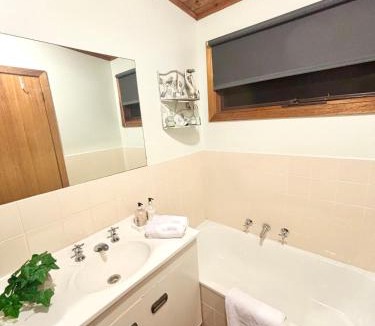 Ventnor House | Cedar Palms Pet friendly close to red rocks beach