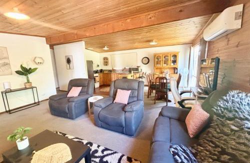 Ventnor House | Cedar Palms Pet friendly close to red rocks beach