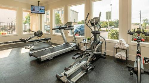 North Buttercup Creek Apartment | Cedar Park Apt -Pool, Gym, TV, Kitchen, Laundry