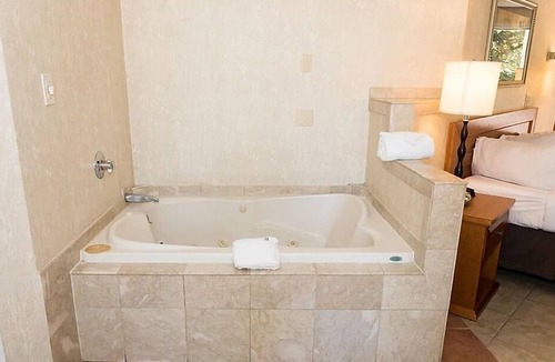 North Stonington Hotel | Cedar Park Whirlpool Suites