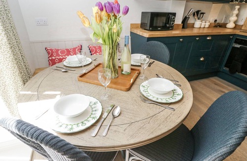 Elcot Cottage | CEDAR, pet friendly, with pool in Kintbury