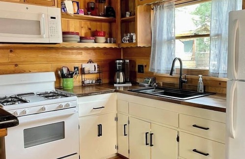 Big Bear City Cabin | Cedar Pines - Big Bear Den