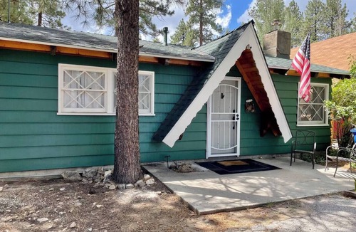 Big Bear City Cabin | Cedar Pines - Big Bear Den