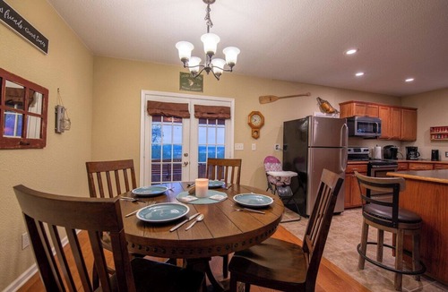 Deepwater House | Cedar Ridge is a beautiful three bedroom and two bath house