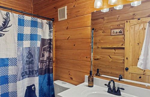 Farmville House | Cedar Ridge Lodge - Hot Tub, Fire Pit, Direct Nature Trail Access