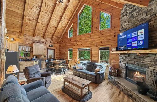 Farmville House | Cedar Ridge Lodge - Hot Tub, Fire Pit, Direct Nature Trail Access