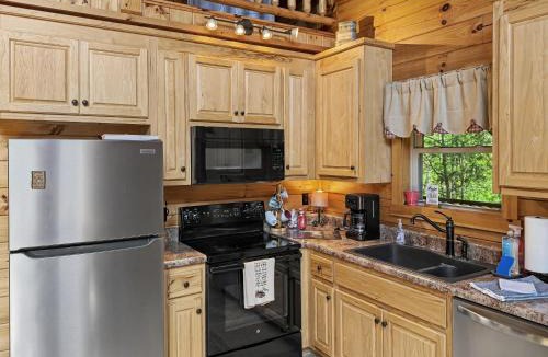 Farmville House | Cedar Ridge Lodge - Hot Tub, Fire Pit, Direct Nature Trail Access