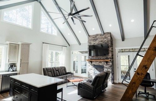 Campton Cabin | Cedar Ridge Red River Gorge HotTub WiFi