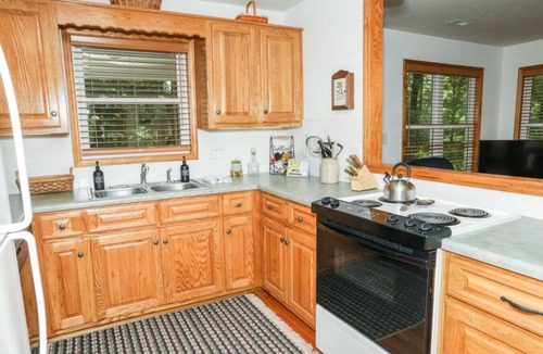 Peters Creek Cottage | Cedar Run Cottage - secluded romantic getaway, by Buffalo Mountain Getaway