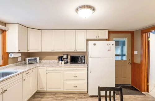 Inverhuron Cottage | Cedar Shore - King Bed!