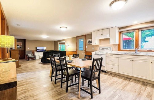 Inverhuron Cottage | Cedar Shore - King Bed!