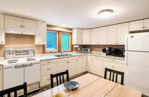 Inverhuron Cottage | Cedar Shore - King Bed!