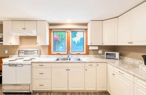 Inverhuron Cottage | Cedar Shore - King Bed!