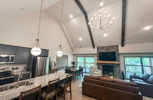 Hollister Cabin | Cedar & Sky—Ozarks Hideaway