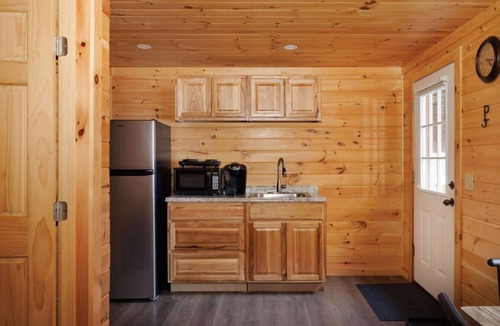 Bethlehem Ski Chalet | Cedar Suite #3-Cozy King Suite