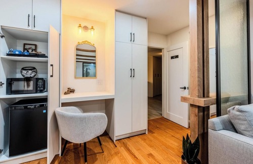 East Gwillimbury Bed & Breakfast | Cedar Suite At The Taiga Animal Sanctuary