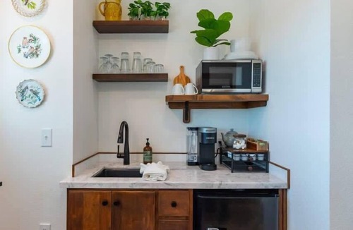 Elm Mott RV Rental | Cedar Waxwing Treehouse(15 MIN to Magnolia/Baylor)