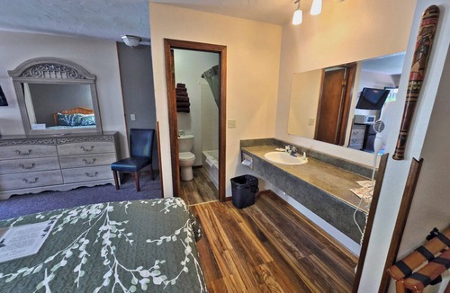 Deadwood Hotel | Cedar Wood Inn