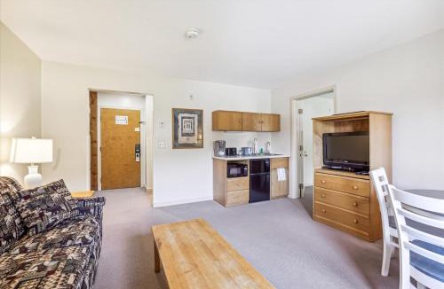 West Bridgewater Hotel | Cedarbrook Deluxe one bedroom suite with outdoor heated pool 11921