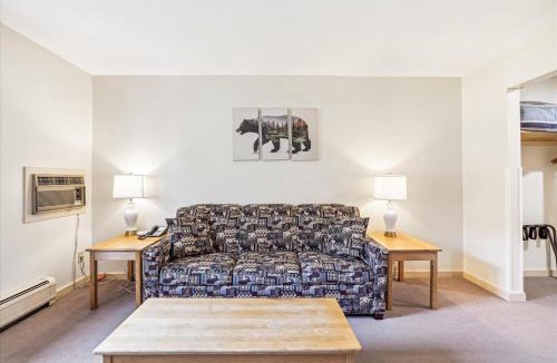 West Bridgewater Hotel | Cedarbrook Deluxe one bedroom suite with outdoor heated pool 11921