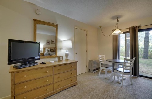 West Bridgewater Hotel | Cedarbrook Hotel Room w/2 doubles 101