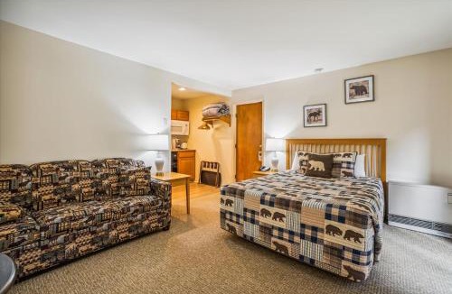 West Bridgewater Hotel | Cedarbrook Queen Studio 110