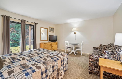 West Bridgewater Hotel | Cedarbrook Queen Studio 110