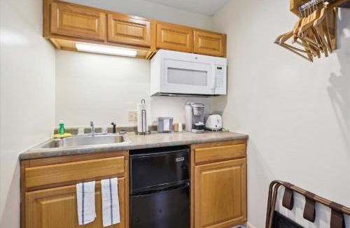 West Bridgewater Hotel | Cedarbrook Queen Studio 110