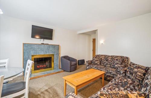 West Bridgewater Hotel | Cedarbrook Queen Suite 108