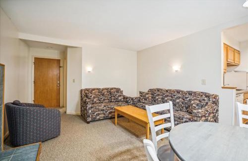 West Bridgewater Hotel | Cedarbrook Queen Suite 108