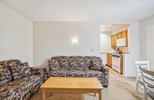 West Bridgewater Hotel | Cedarbrook Queen Suite 108