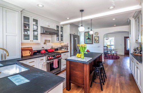 Queen Anne House | Cedarhaüs - Charming Queen Anne Cottage