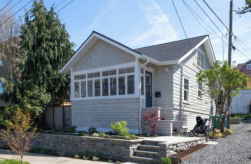 Queen Anne House | Cedarhaüs - Charming Queen Anne Cottage