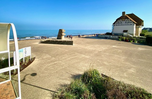 Bernieres-sur-Mer Apartment | Celeno YourHostHelper