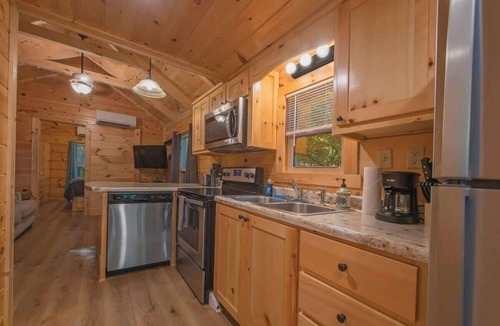 Lookout Valley Neighborhood Association Cabin | Celina Cabin Private Spa, Firepit, wooded retreat